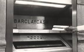 قصة تركيب أول ماكينة ATM في العالم بمدينة لندن عام 1967