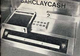 قصة تركيب أول ماكينة ATM في العالم بمدينة لندن عام 1967