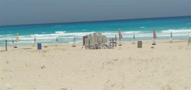 بسبب سرعة الرياح إغلاق الكورنيش والطرق المؤدية للشواطئ المفتوحة في مرسى مطروح منعا لوقوع غرقى |صور