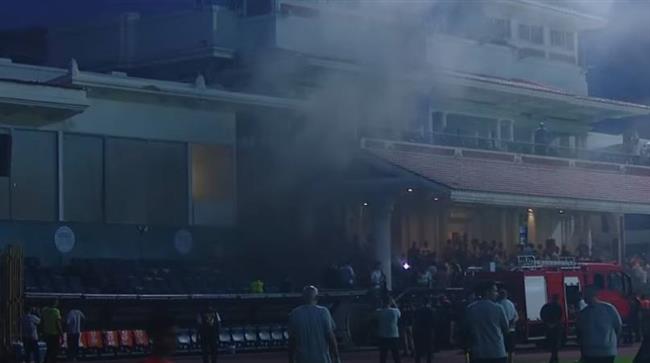 حريق في إستاد الإسكندرية يُجبر الحكم على إيقاف مباراة سموحة وبيراميدز 