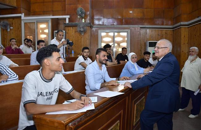 رئيس جامعة القاهرة يتفقد سير الامتحانات وأعمال الكنترولات بالكليات| صور