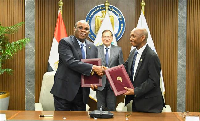 وزير البترول يشهد التوقيع على عقد اتفاق تأسيس وميثاق البنك الإفريقي للطاقة AEB 