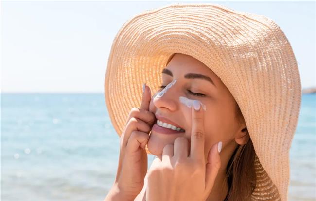 لحماية بشرتك من أشعة الشمس الضارة نصائح لاختيار  الصن بلوك  المناسب| صور
