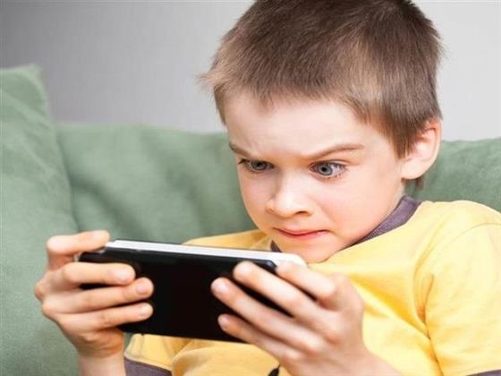 هل طفلك مُدمن شاشات؟  نصائح ذهبية للحد من استخدام الموبايل