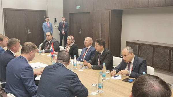 وزير النقل خلال لقاءاته مع نظيريه في الإمارات وروسيا