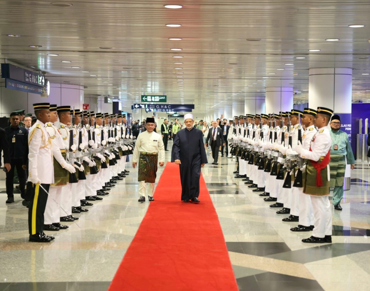 مراسم استقبال رسمية لشيخ الأزهر فور وصوله مطار كوالالمبور