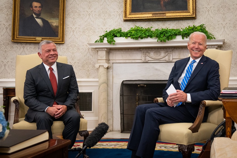 العاهل الأردني والرئيس الأمريكي يبحثان في اتصال هاتفي التطورات الخطيرة في غزة 