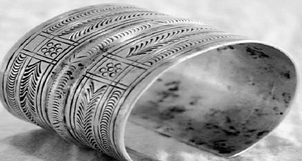 بأناملهنبنات سيوة ينحتن «التراث» على الفضة - الأهرام اليومي