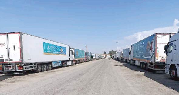 مئات الشاحنات أمام معبر رفح فى انتظار الدخول إلى غزة.. - الأهرام اليومي